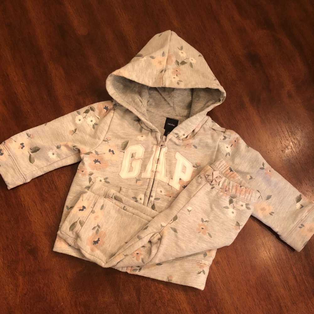 Baby gap girls 12-18 months sweatsuit